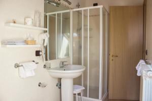 bagno con lavandino e doccia di Villa Donna Fausta P. ad Agerola