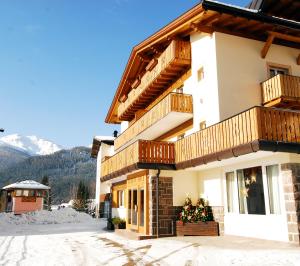 Zdjęcie z galerii obiektu Residence Adler w mieście San Martino di Castrozza