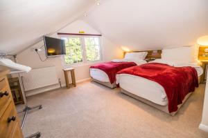 Un pat sau paturi într-o cameră la Swallows Nest - Covehurst Bay Cottage
