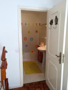 サン・ブラース・デ・アルポルテルにあるCasa Gomikikaのバスルーム(シャワー、シンク付)