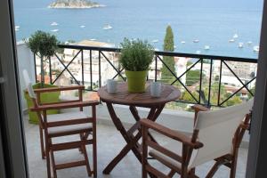 トロにあるlovely studio with awesome viewのテーブルと椅子、海の景色を望むバルコニー