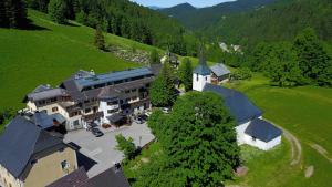 an aerial view of a large house with a church at Gasthof Kirchenwirt in Lackenhof