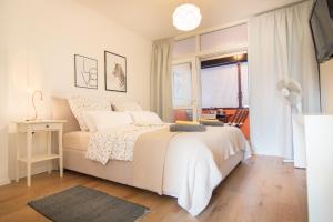 Säng eller sängar i ett rum på Harbour-Apartment with sea view and parking spot