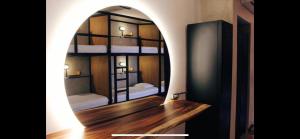 Moloch Hostel & Suites في كانكون: مرآة في غرفة مع سريرين بطابقين