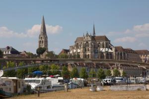 a group of boats are parked in a marina at Duplex de charmes n°1 Auxerre. in Auxerre