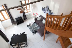 uma vista superior de uma sala de estar com um sofá em Duplex de charmes n°1 Auxerre. em Auxerre