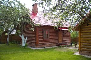 a log cabin with a red roof at Cottage Club Nagornyy in Kazan