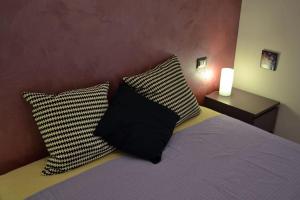 sypialnia z łóżkiem z 2 poduszkami w obiekcie casa del pescatore w mieście Atrani