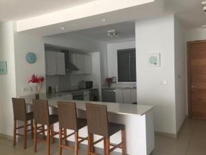 马勒勒角Element Bay Lux Beach Apartment的厨房配有桌椅