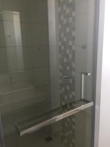 马勒勒角Element Bay Lux Beach Apartment的玻璃淋浴间,浴室设有玻璃架