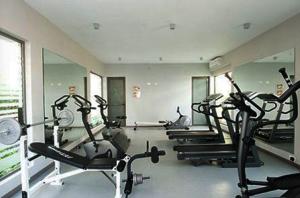 马勒勒角Element Bay Lux Beach Apartment的房间里有几台有氧运动器械的健身房