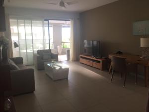 Element Bay Lux Beach Apartment的电视和/或娱乐中心