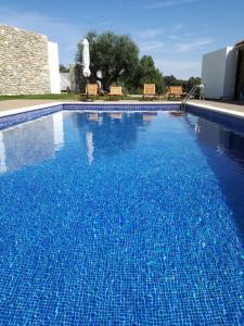 una gran piscina azul con agua azul en Puial de l Douro, en Miranda do Douro