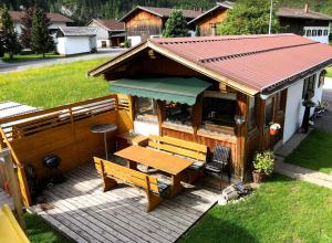 gazebo con tavolo e panche su un ponte di Haus Moosbrugger a Bach