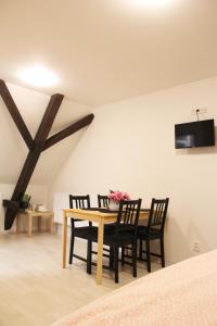 Ubytování U Vojtěšky في باسوهلافكي: غرفة طعام مع طاولة وكراسي خشبية