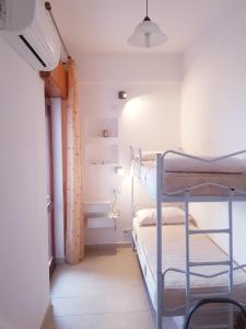 アルカモ・マリーナにあるCasa Vacanze Sea-Lifeのベッドルーム1室(二段ベッド2台、窓付)が備わります。