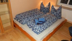 a bed with blue and white sheets and pillows at Ferienwohnung Freiberg, Chemnitzer Straße in Freiberg