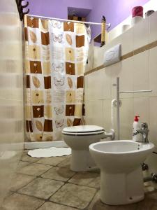 Koupelna v ubytování La Casa Colorata + 11 fotografií