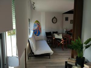 セジンブラにあるSesimbra Falésiaのリビングルーム(白い椅子、テーブル付)