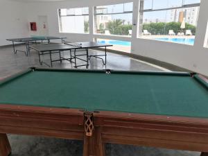 帕拉卡斯Duplex 1 Fila Vista Bahía Paracas - Sotavento 501 T3的一张台球桌,房间带两张桌子