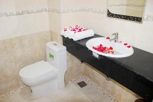 een badkamer met toilet en wastafel bij Ban Mai Hotel 66 in Phan Thiet +22 foto's
