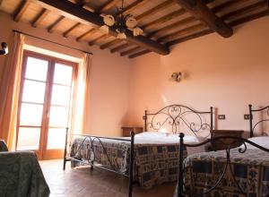 een slaapkamer met twee bedden en een raam bij Villa Podere S.Antonio in Orvieto +24 foto's
