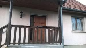 un porche delantero de una casa con puerta de madera en alsacecoeur, en Ungersheim