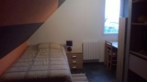 ウンガースハイムにあるalsacecoeurのベッドルーム1室(ベッド1台、ドレッサー、窓付)