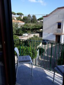 - Balcón con silla y edificio en Madar Home, en SantʼAgata sui Due Golfi