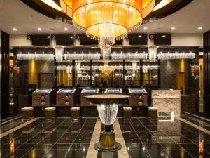 a bar in a hotel with a chandelier at APA Hotel & Resort Nishishinjuku-Gochome-Eki Tower in Tokyo