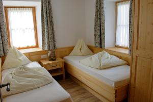 Säng eller sängar i ett rum på Hirschenhof