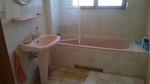ein Badezimmer mit einem Waschbecken und einer Badewanne in der Unterkunft alsacecoeur in Ungersheim