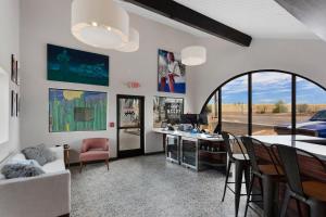 - un salon avec un bureau et une table avec des chaises dans l'établissement Hotel McCoy - Art, Coffee, Beer, Wine, à Tucson