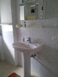 プラーイア・ア・マーレにあるAppartamento Sul Mareのバスルーム(白い洗面台、鏡付)