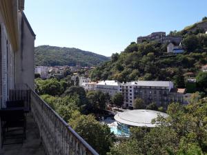 d'un balcon offrant une vue sur la ville. dans l'établissement Lenoty, à Royat