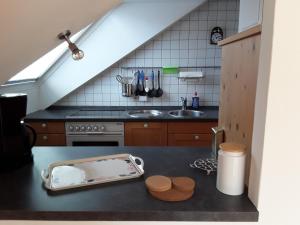 cocina con fregadero y encimera en Stürmlesloch en Bad Wildbad