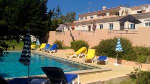 Bazén v ubytování Falfeira Apartments nebo v jeho okolí