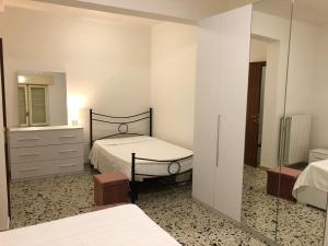 - une chambre avec un lit et un miroir dans l'établissement Terni In Centro, à Terni