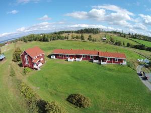 eine Aussicht auf ein Haus auf einem großen grünen Feld in der Unterkunft Moose Garden in Orrviken