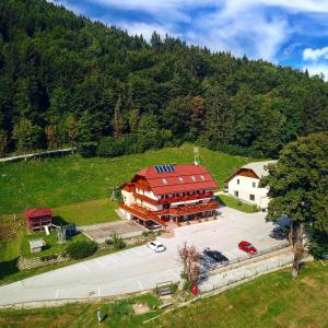 una vista aérea de un gran edificio con techo rojo en Guest house Pr Ambružarju & Apartments, en Cerklje na Gorenjskem