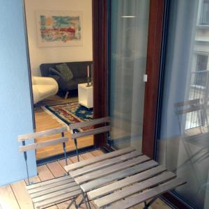 um banco de madeira sentado em frente a uma sala de estar em Ferienwohnung am Zwinger em Dresden