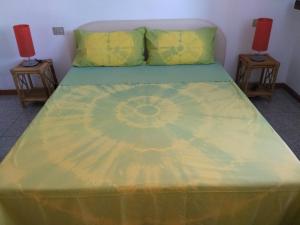 un letto in una stanza con due lampade sui tavoli di Trilocale Laghetto Castiglioncello a Castiglioncello
