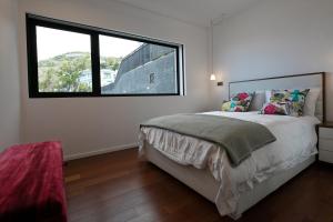 Rúm í herbergi á Spacious luxury holiday apartment with a great view, Funchal, free wifi and parking
