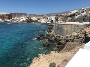 una vista de una masa de agua con edificios en el chari, en Porís de Abona