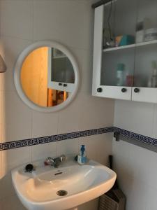 ペレジョにあるCasa MAX 7 per con piscina privada y wifiのバスルーム(洗面台、鏡付)