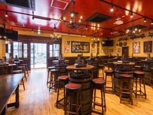 a bar with wooden stools and tables in a room at APA Hotel & Resort Nishishinjuku-Gochome-Eki Tower in Tokyo