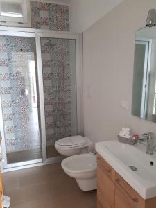 ein Bad mit einem WC, einem Waschbecken und einer Dusche in der Unterkunft Casa nostra b&b in Porto Cesareo