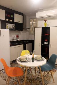 a kitchen with a table and chairs in a kitchen at Copacabana, conforto e localização in Rio de Janeiro
