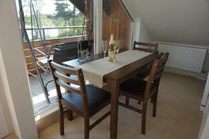 mesa de comedor con 2 sillas y ventana en Ferienwohnung am See, en Bad Lippspringe