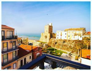 テルモリにあるPensione Al Pescatoreの建物と海を望む市街の景色